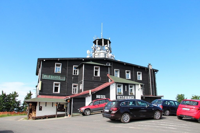 Plešivec Aussichtsturm in der Nähe von Abertam