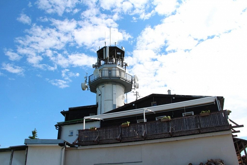 Plešivec Aussichtsturm in der Nähe von Abertam
