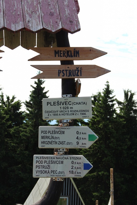 Plešivec Aussichtsturm in der Nähe von Abertam