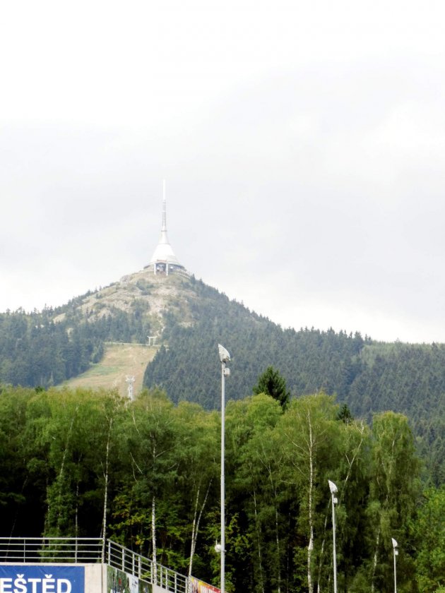 Už z dálky vypadá výstup na Ještěd náročně...
