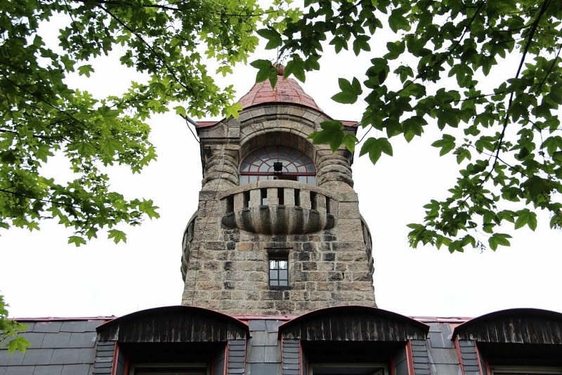 Aussichtsturm auf Černá Studnice