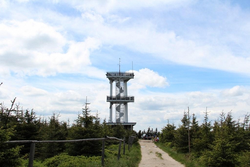 Aussichtsturm auf Smrk in den Jizera-Bergen