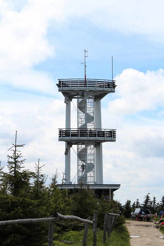Aussichtsturm auf Smrk in den Jizera-Bergen