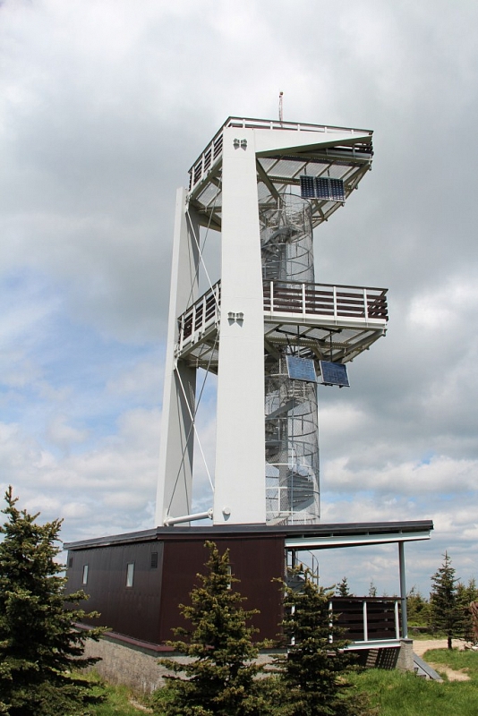 Aussichtsturm auf Smrk in den Jizera-Bergen