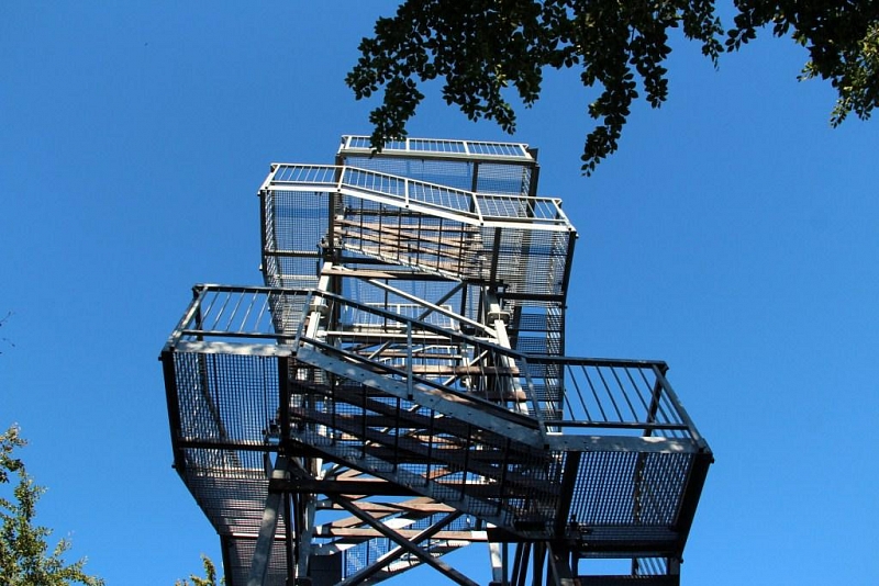 Aussichtsturm auf Skřivánčí vrch in der Nähe von Málkov