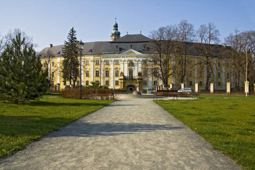 Bruntál – vodní nádrž Slezská Harta - Razová – Bílčice – Moravský Beroun + Zpět vlak