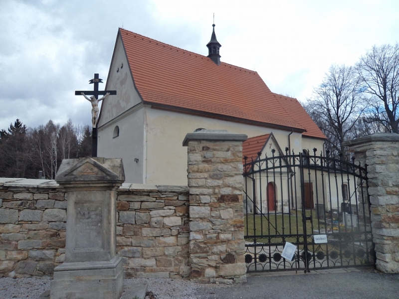 Boušín in der Region Náchod - Kirche und Brunnen