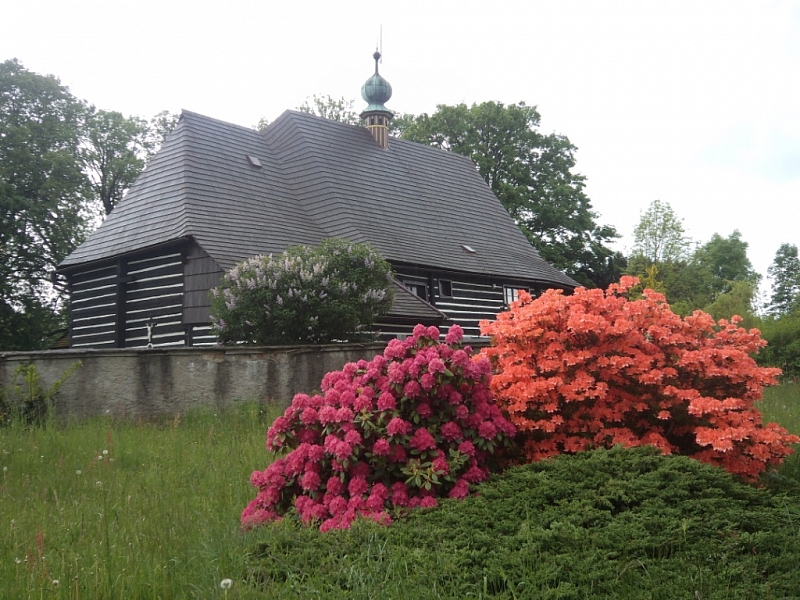 Kirche Johannes des Täufers mit Glockenturm in Slavoňov