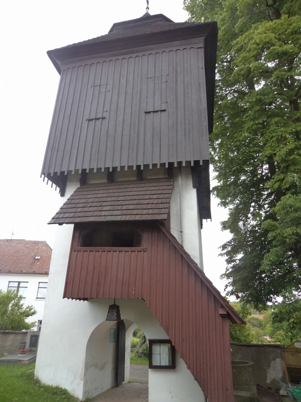 Kirche Johannes des Täufers mit Glockenturm in Slavoňov