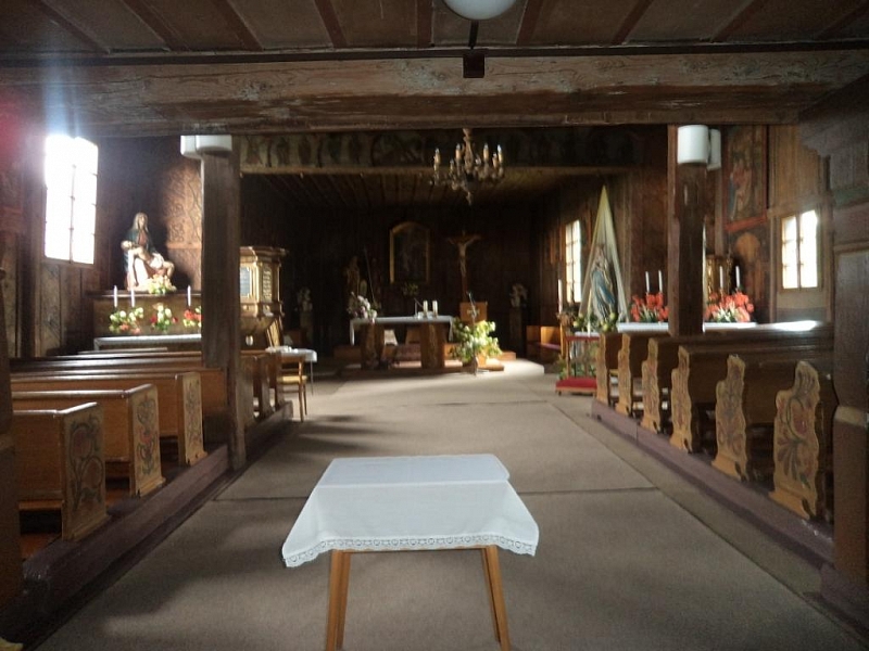 Kirche Johannes des Täufers mit Glockenturm in Slavoňov