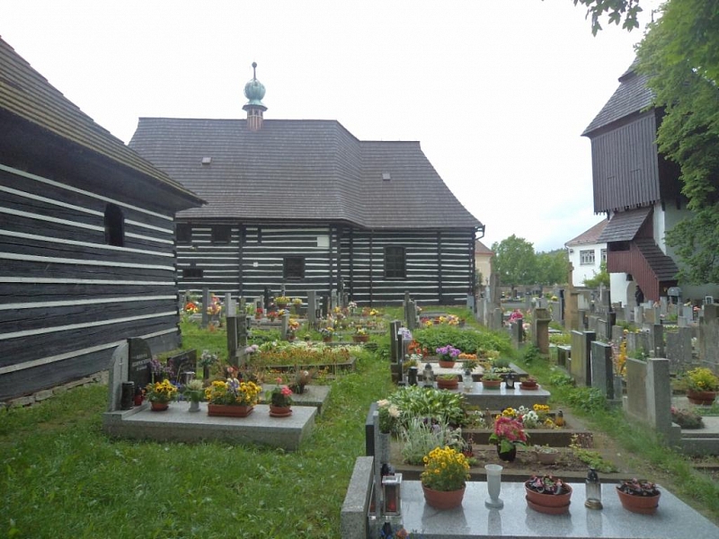 Kirche Johannes des Täufers mit Glockenturm in Slavoňov
