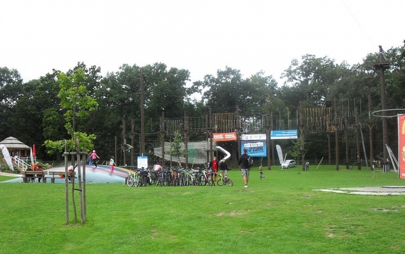 Mit Kindern in den Adrenalinpark Hluboká nad Vltavou