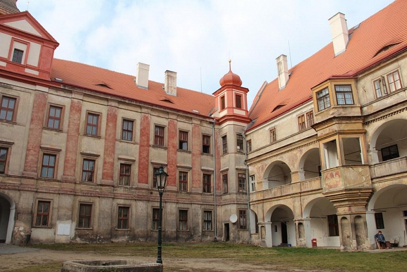 Bělá pod Bezdězem (zámek)