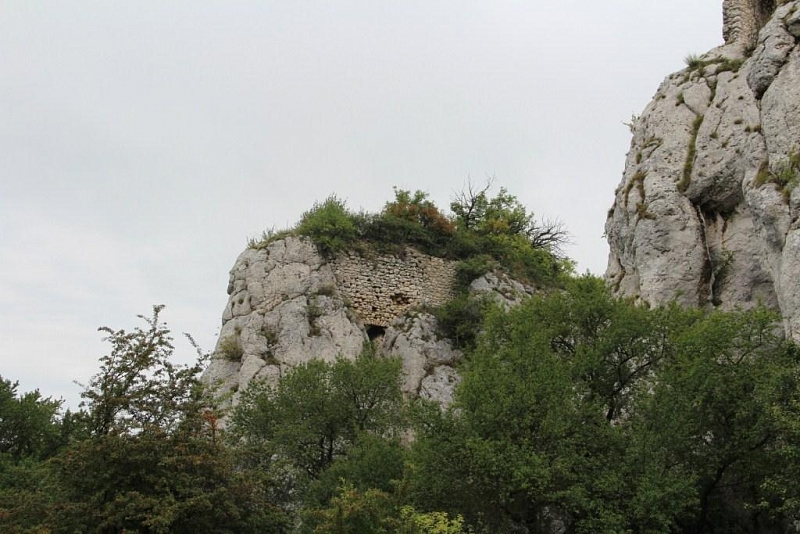 Die Ruinen der Burg Sirotčí Hrádek