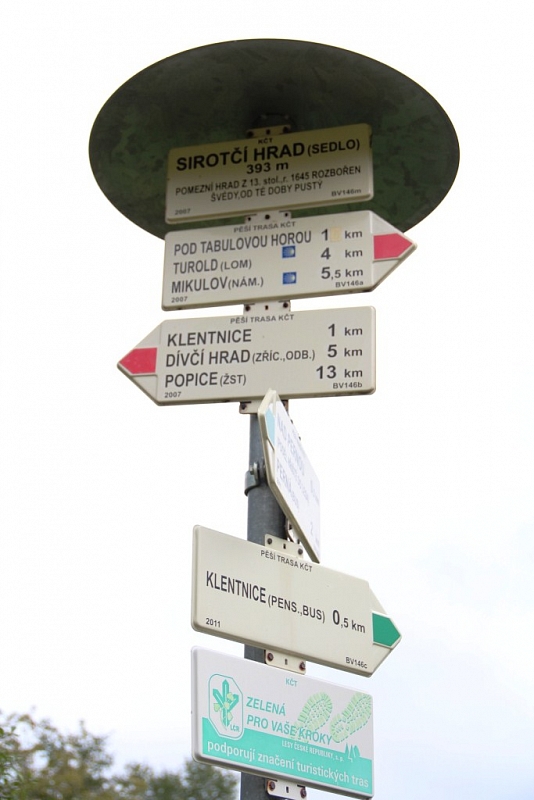 Die Ruinen der Burg Sirotčí Hrádek