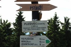 Plešivec Aussichtsturm in der Nähe von Abertam