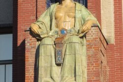 Socha u vstupu do muzea