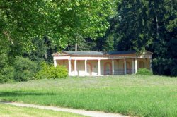 V areálu jsou umístěny solitérní romantické stavby