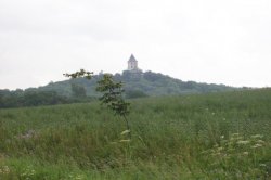 Zámek je viditelný ze širokého okolí.