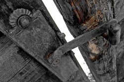 Petlice na dřevěných vratech kostelíka