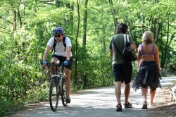Cestou potkáváme další cyklisty i spoustu chodců