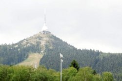 Už z dálky vypadá výstup na Ještěd náročně...