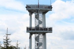 Aussichtsturm auf Smrk in den Jizera-Bergen