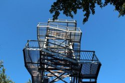 Aussichtsturm auf Skřivánčí vrch in der Nähe von Málkov