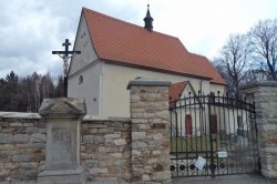 Boušín na Náchodsku - kostelík a studánka