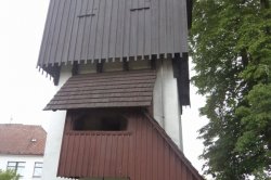 Kirche Johannes des Täufers mit Glockenturm in Slavoňov
