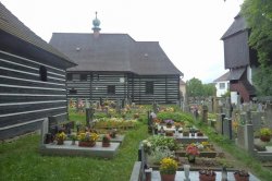 Kirche Johannes des Täufers mit Glockenturm in Slavoňov